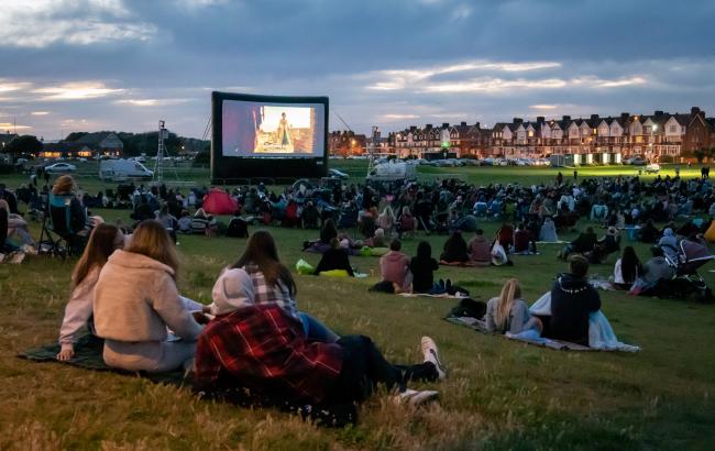 crowd of people watching aladdin